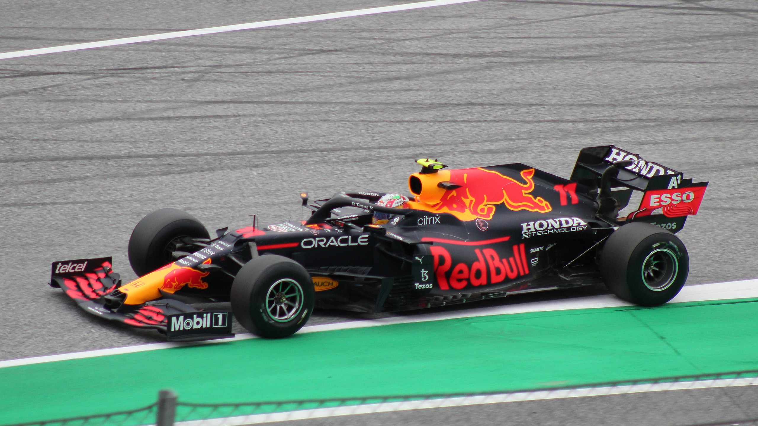 包含梅赛德斯力克红牛车队，佩雷兹刷新纪录的词条